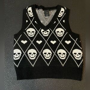 Black‎ and white skulls and hearts, hot topic vest size small